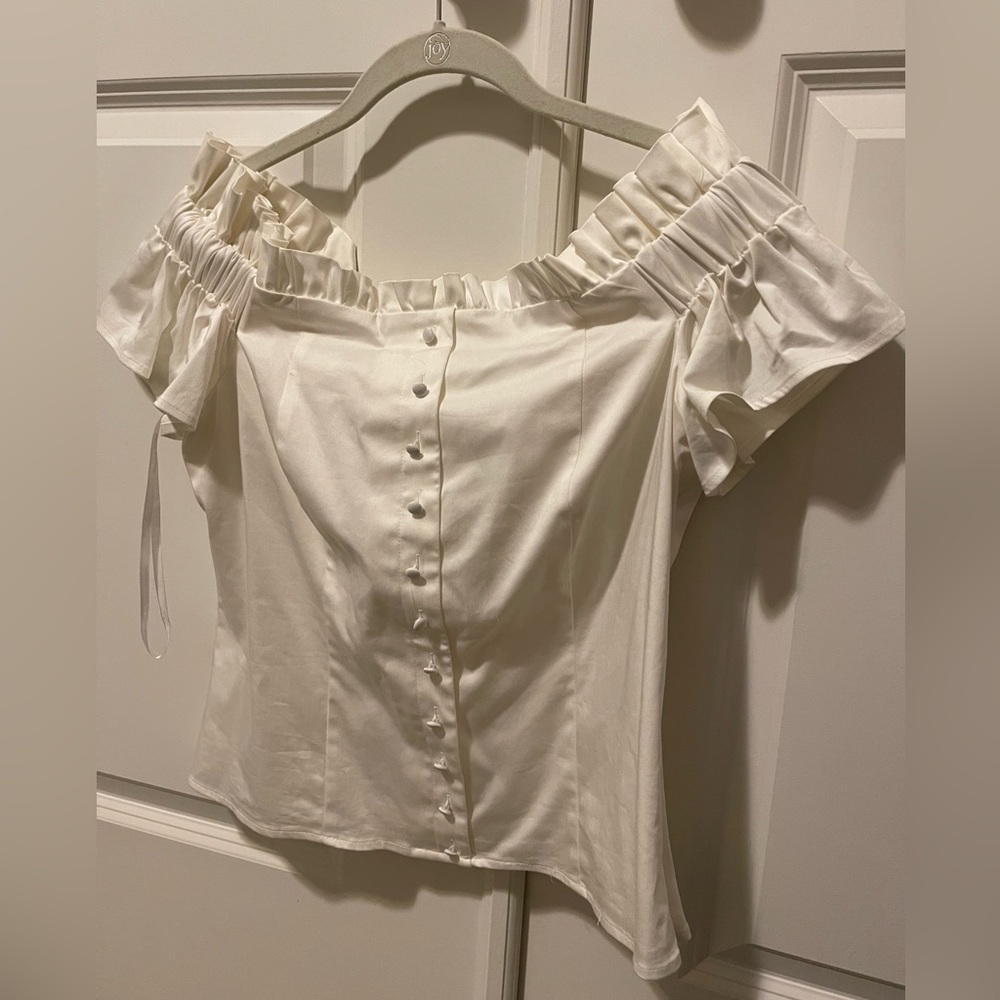 ANTONIO MELANI. Cream Off the Shoulder Blouse. Size: 6. NWOT. Never been worn.